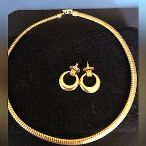Golden choker with earrings